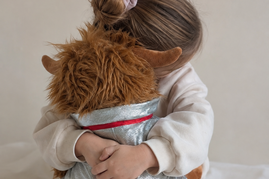 peluche calin petite fille vache ecossaisse tenue astronaute souhée