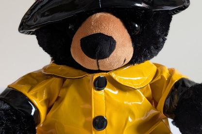 peluche ours brun tenue de pluie jaune souhée