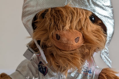 peluche vache écossaise habillée en tenue astronaute portrait de son visage